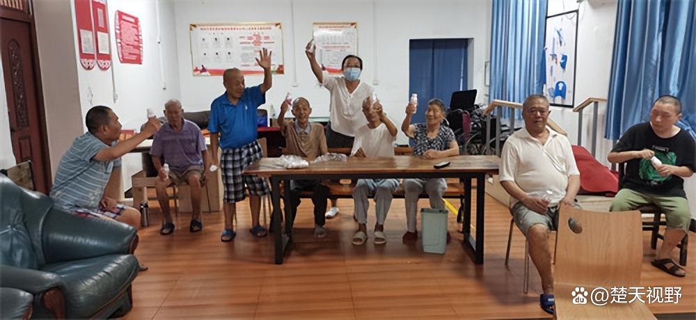 情暖金秋 温情敬老 鄂州市红十字心泉志愿服务队走进六合敬养老院
