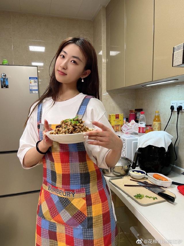 太美了！中国花滑女神久违出镜秀曼妙身材，连韩国网友都为她着迷