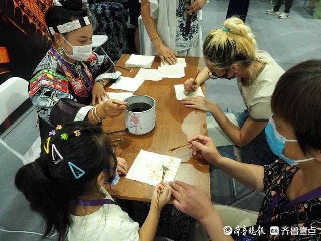 非遗博览会：苗绣、蜡染、银饰品精美华丽，观众下手体验