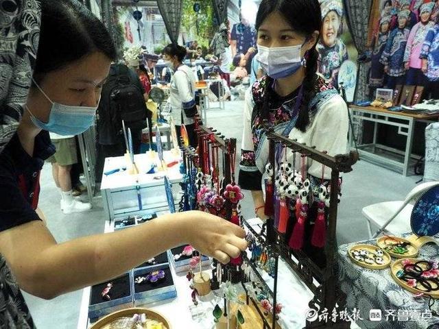 非遗博览会：苗绣、蜡染、银饰品精美华丽，观众下手体验