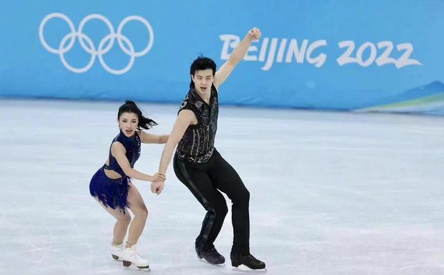 王诗玥外训近态，两人双双摔倒在冰面上，网友：一定注意安全！